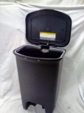 Glad 13 Gallon Trach Can with Manual Lid