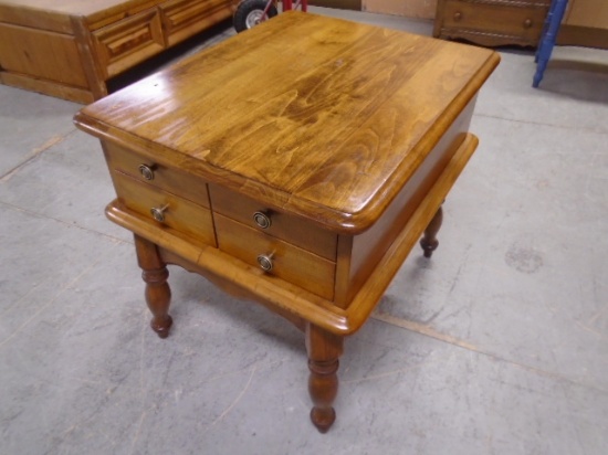 Beautiful Solid Wood End Tablwe w/Drawer
