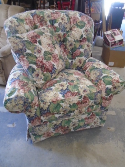 Beautiful Like New Broyhill Floral Pattern Accent Chair w/ Pillow