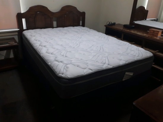 Queen Size Bed Complete w/Denver Mattress Co. Arapahoe No-Flip Mattress Set