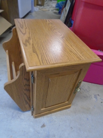 End Table w/ Magazine Rack On Side