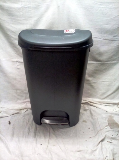 Rubbermaid Step on 13gal Trash Can