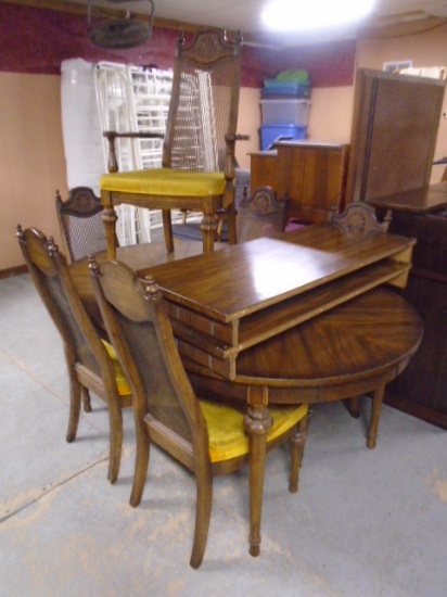 Dining Room Table w/6 Matching Chairs and 2 Center Leaves