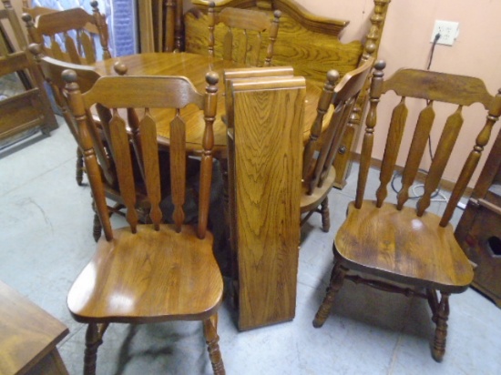 Oak Dining Tsble w/2 Center Leaves and 6 Matching Chairs