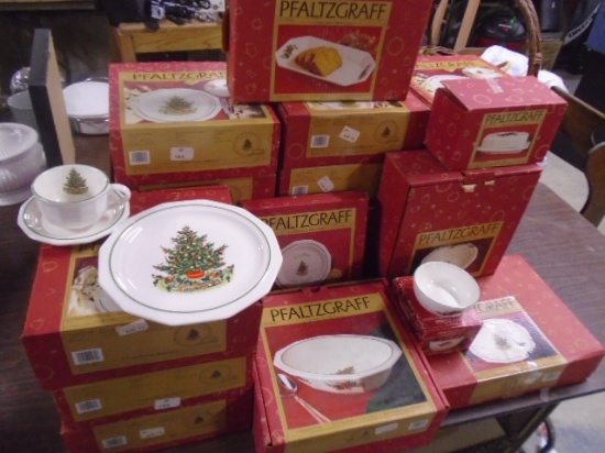 Pfaltzgraff Christmas Heritage Place Setting for 15 Dish Set w/ Serving Pieces