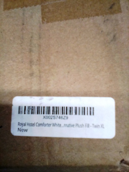 Royal Hotel Twin/Twin XL White Comforter Still Factory Strapped in the package