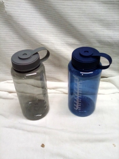 Pair of 32 Oz Graduated Composite Drink Containers