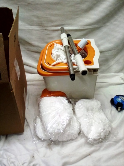 Rolling Spin Mop Bucket System with 4 Mop Heads