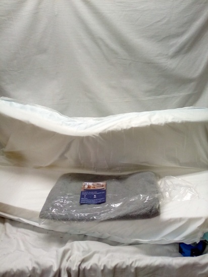 New 42"x28" Memory Foam Pet Bed with Washable Cover still in package