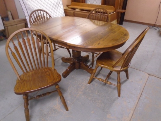 Beautiful Solid Oak Pedestal Dining Table w/4 Matcjhing Chairs and 2 Center Leaves