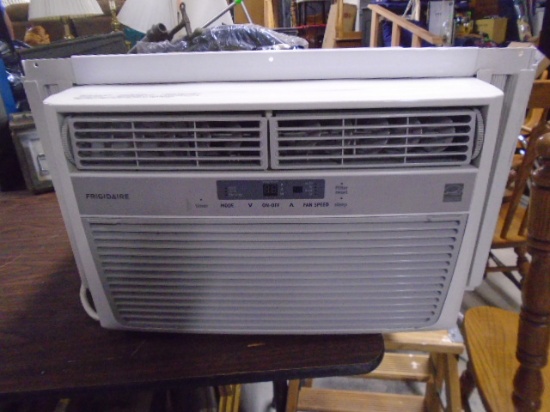Fridgadaire 8000 BTU Digital Window Air Conditioner