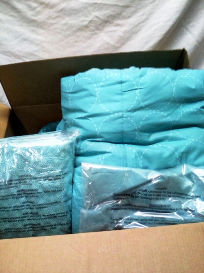 Full/Queen Comforter, Pillow cases and sheet set