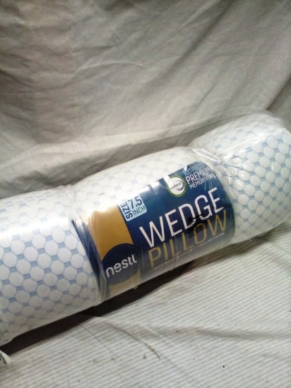 Nestl CertiPur-US 7.5" Wedge Pillow New Item in the package