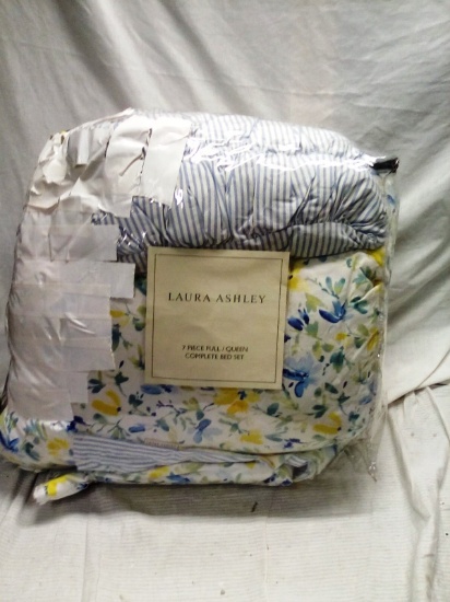 Laura Ashley full/queen Comforter Set