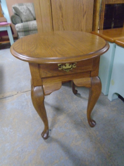 Beautiful Like New Solid Oak Oval Side Table w/ Drawer