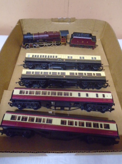 Mainline HO Scale Locomotive w/Tender and 4 Passenger Cars