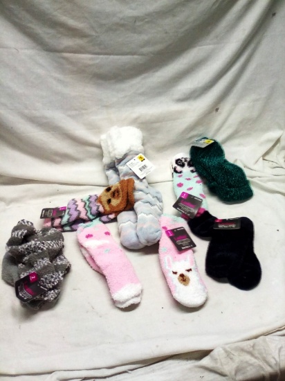 Qty. 8 Pair of Ladies Cozy Socks