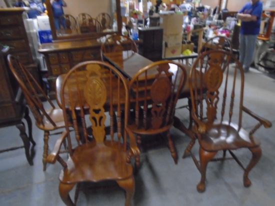 Beautiful Solid Woodd Dining Table w/Claw Feet and 2 Center Leaves and 6 Matching Chairs