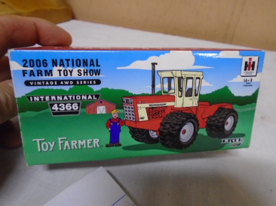 Ertl 1:64 Scale 2006 National Farm Toy Show International 4366 Tractor
