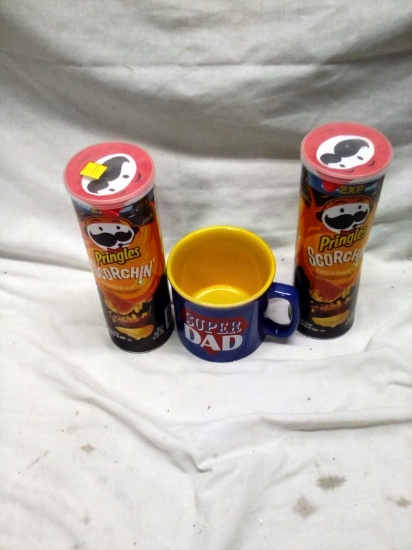 SUPER DADMUG WITH 2 CANS OF PRINGLES SCORCHIN CHEDDAR