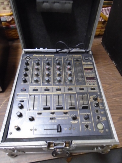 Pioneer Professional DJM-600 DJ Mixer in Road Case