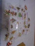 Large Group of Vintage Ladies Christmas Broaches & Jewelry