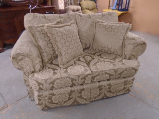 Gorgeous Like New Love Seat w/ Matching Accent Pillows