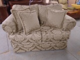 Gorgeous Like New Love Seat w/ Matching Accent Pillows