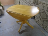 Like New Solid Oak Double Drop Leaf Pedistal Table