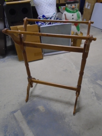 Like New Solid Wood Quilt Rack