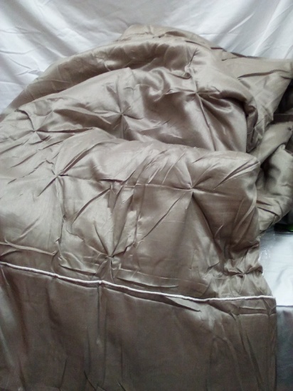 Madison Park Comforter set 90x104 (K), bed skirt & 2 K pillow shams