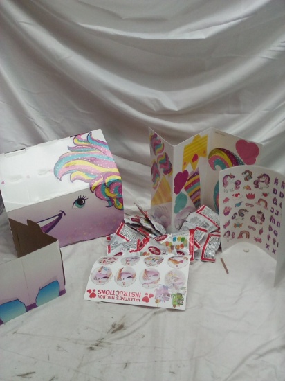 Decorate your own unicorn contains 24 mini bags of Albanese gummy bears