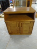 Small Oak Cabinet w/2 Doors on Bottom