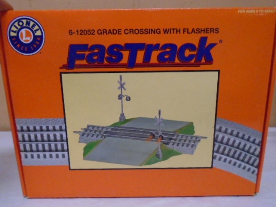 Lionel Fasttrack O Gauge Grade Crossing w/ Flashers
