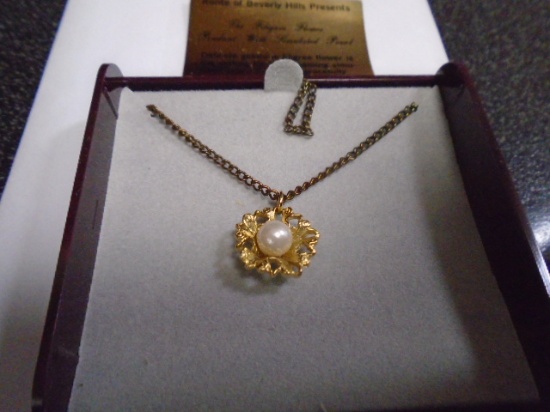 Vintage Ladies 16in Necklace w/ Filgree Flower w/ Simulated Pearl