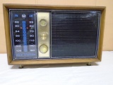 Vintage RCA Victor Filteramic AM/FM Table Radio