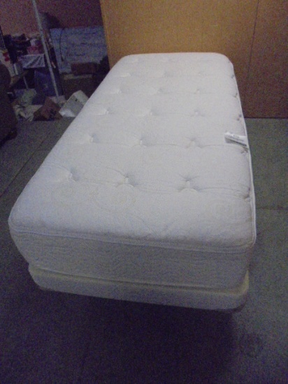 Twin Size Bed Complete w/ Like New All White Plush Simmons Beautyrest Mattress Set & Metal Frame