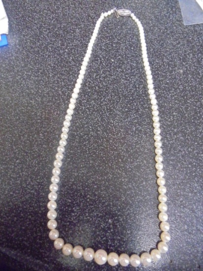 17in Ladies Pearl Necklace w /14kt Gold Clasp