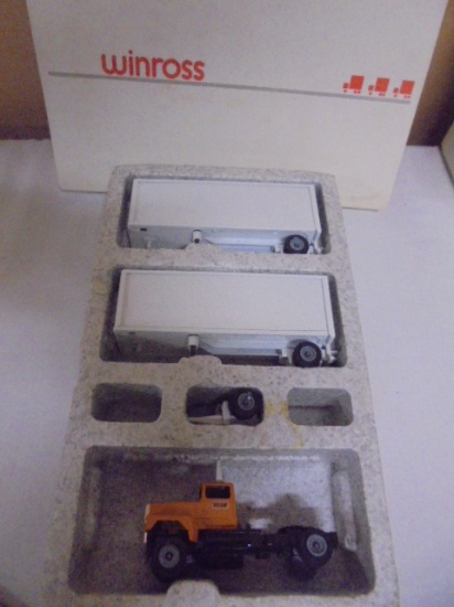 Winross 1:64  Scale Yellow Freight Semi w/ Pups