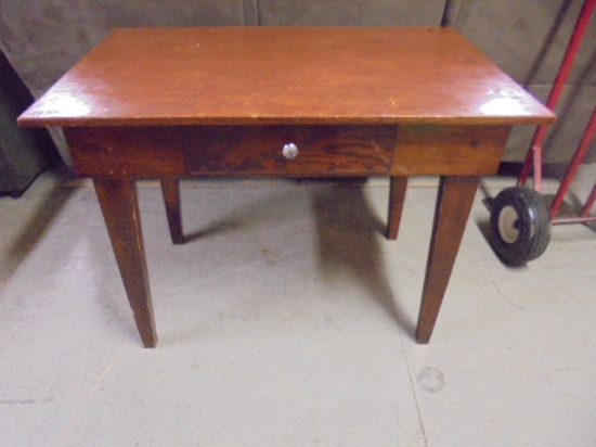 Vintage Wooden Tabel w/ Drawer