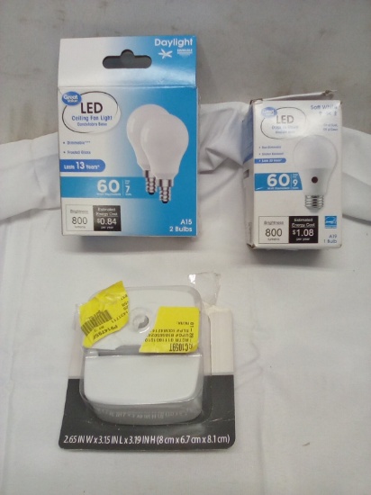 LED Ceiling Fan Light 2pk/ Led Dusk to Dawn Bulb/ Plug in Night Light