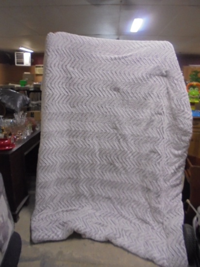 Beautiful Madison Park Queen Size Sherpa Bedspread w/ Matching Shams