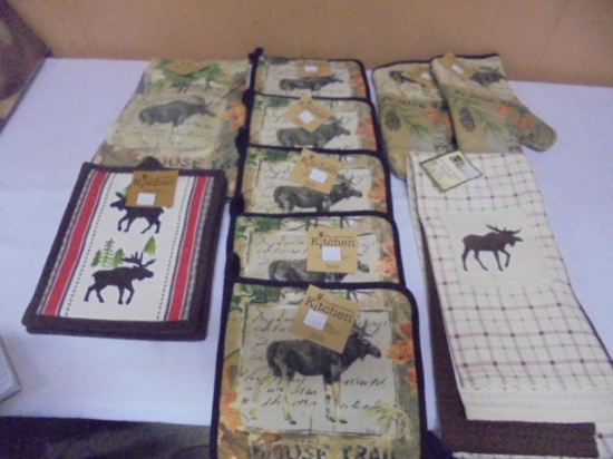 Large Group of Brand New Kitchen Towels-Hot Pads-Oven Mits w/ Moose