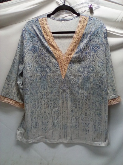 Tunic Style Women’s Top Size Large Stretchy Fabric