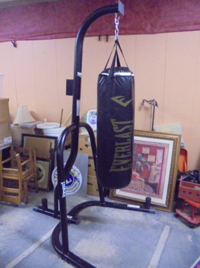 Everlast Heavy Bag Set on Steel Stand