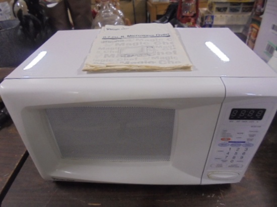 Magic Chef .7 CuFt Microwave w/ Manual