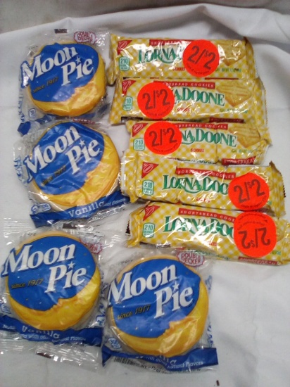 Qty 4 Vanilla Moon Pie/ Qty 5 Lorna Doone Shortbread Cookies