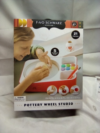 FAO Schwarz Pottery Wheel Studio with 22 Pieces
