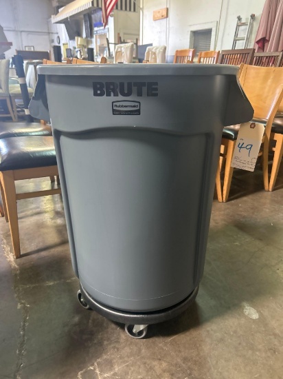 New Rubbermaid Brute 32 Gal. Trash Container with Dolly