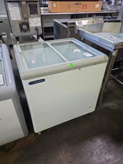 Metalfrio 31 in. Clear Sliding Top Freezer